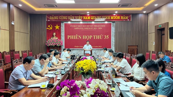 Ông Quàng Văn Dũng - Chủ tịch UBND huyện Thuận Châu, Sơn La (giữa) chủ trì 1 phiên họp cấp huyện hồi tháng 4.2024. Ảnh: UBND huyện Thuận Châu.