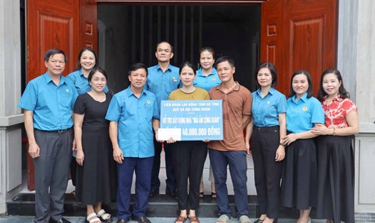 Ông Nguyễn Văn Danh - Chủ tịch LĐLĐ tỉnh Hà Tĩnh trao tiền hỗ trợ làm nhà "Mái ấm công đoàn". Ảnh: Xuân Truyền.