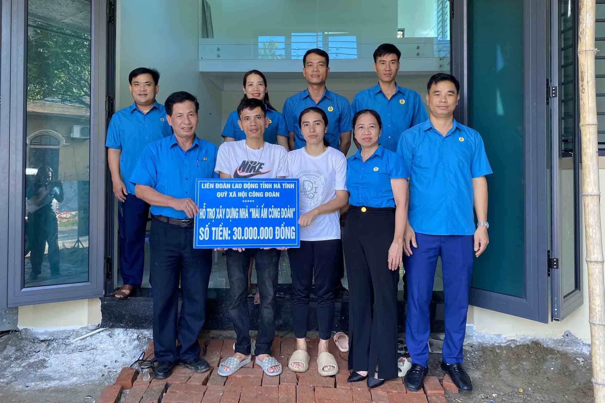 Mr. Nguyen Van Trong - Vice Chairman of the Confederation of Labor of Ha Tinh province awarded support to build a union shelter. Photo: Xuan Truyen.