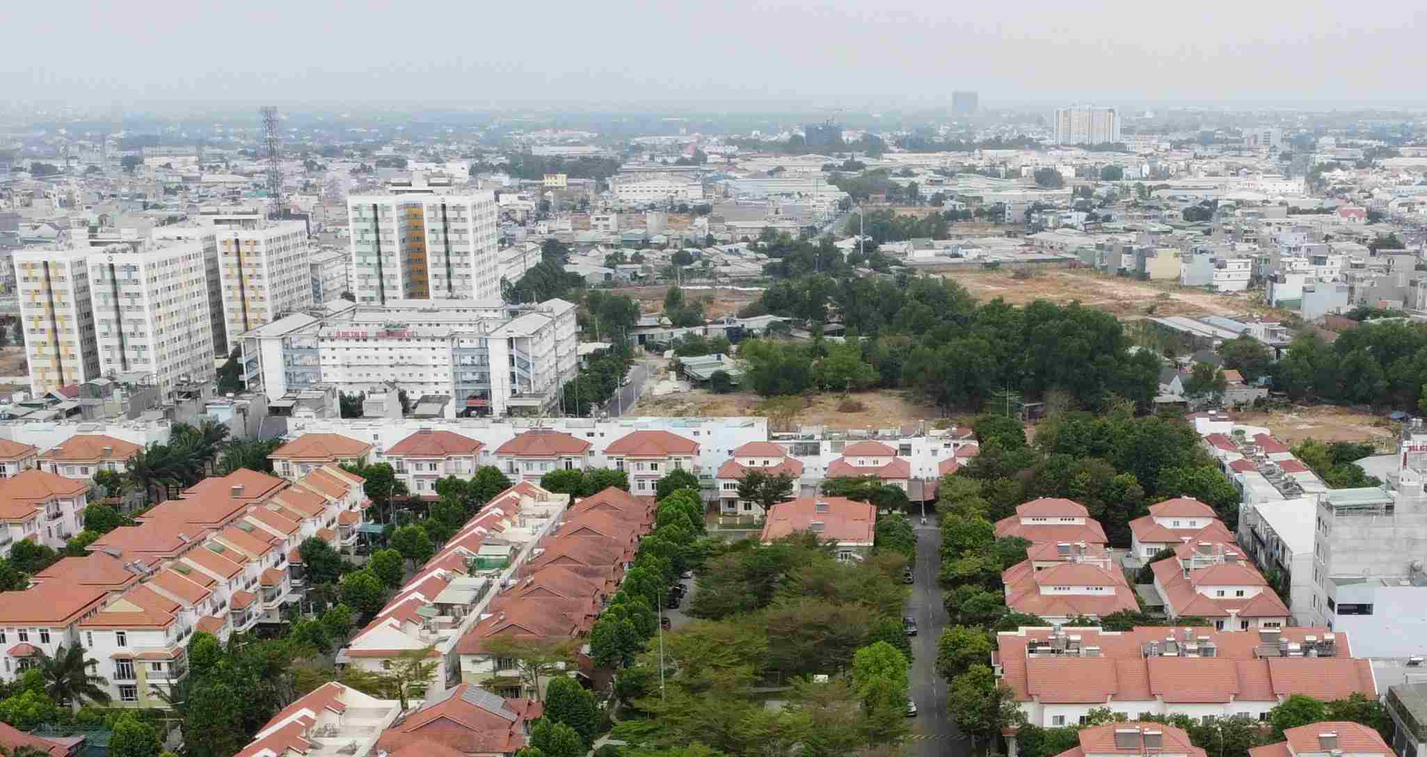 Khu dat trong ben canh cac chung cu nha o xa hoi o du an Khu dan cu Viet Sing. Anh: Dinh Trong