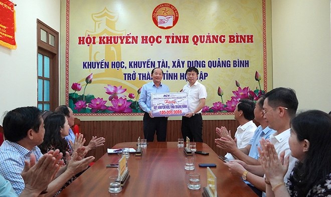 Le representant d'ACV remet 100 millions de VND au Fonds de promotion des etudes de la province de Quang Binh apres l'annulation de la ceremonie de lancement. Photo : H. Nguyen