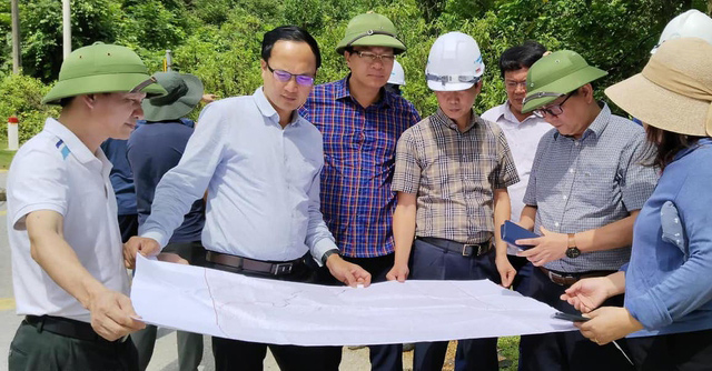 Cục Đường bộ Việt Nam khảo sát tình hình sụt lún trên Quốc lộ 16. Ảnh: Anh Tuấn