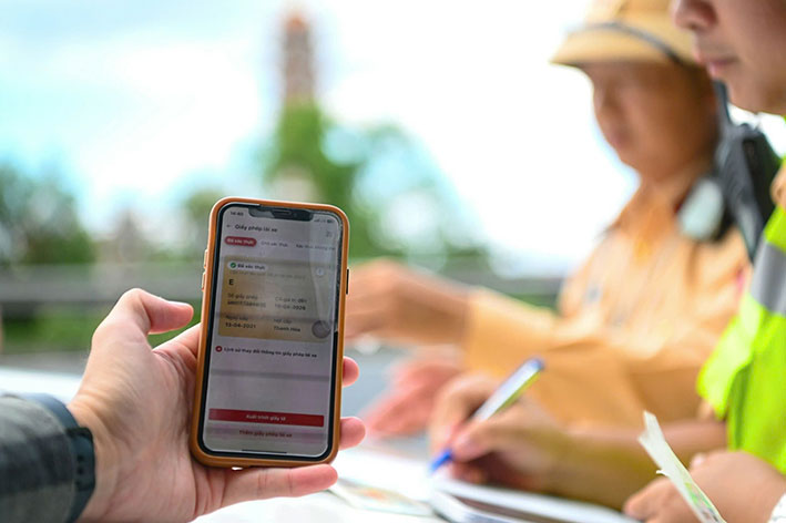 Ngoài ghi hình phạt nguội, lực lượng CSGT còn xử phạt qua VNeID. Ảnh: Cục CSGT