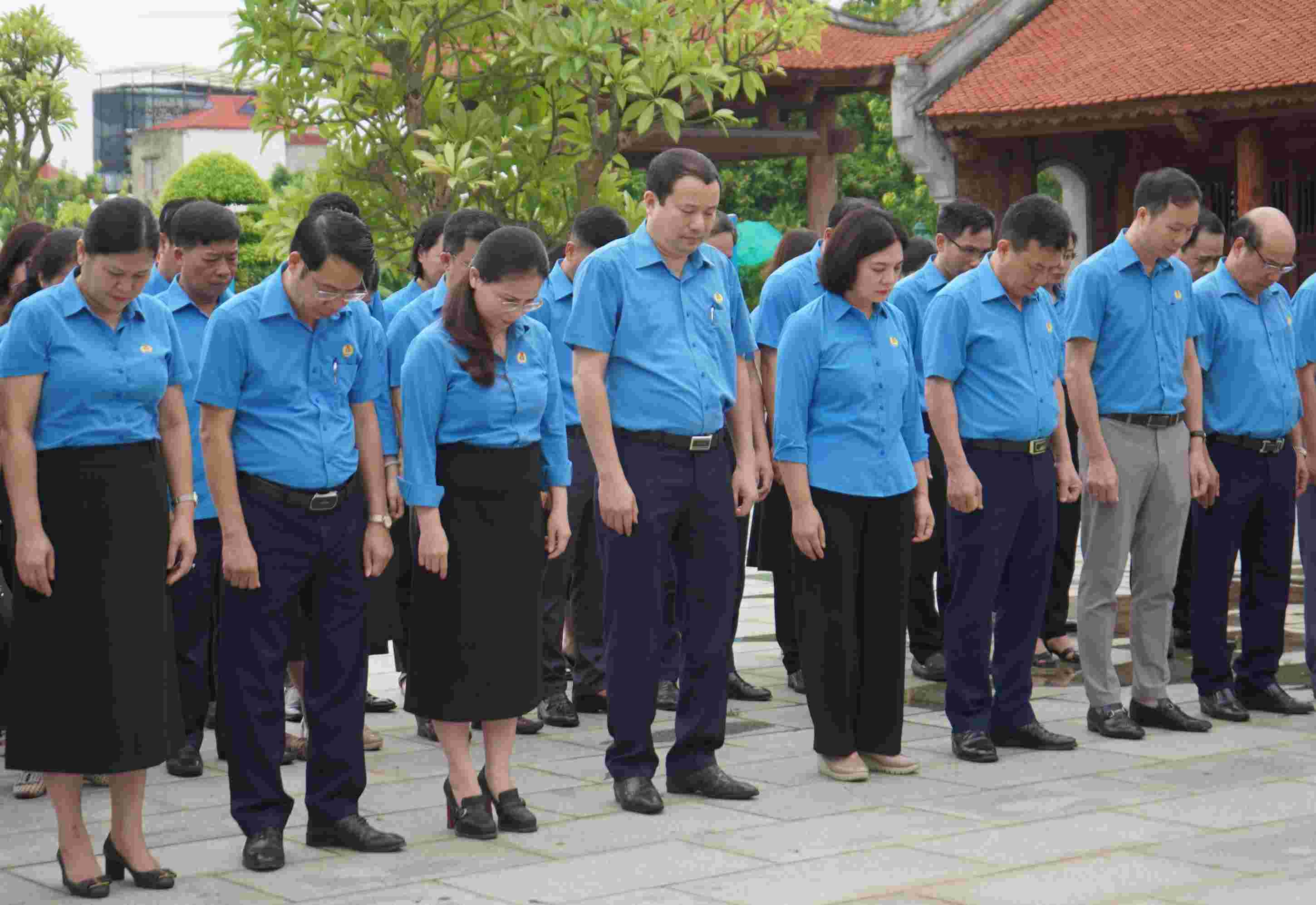 Các đại biểu dâng hương tưởng niệm đồng chí Nguyễn Đức Cảnh. Ảnh: Mai Dung