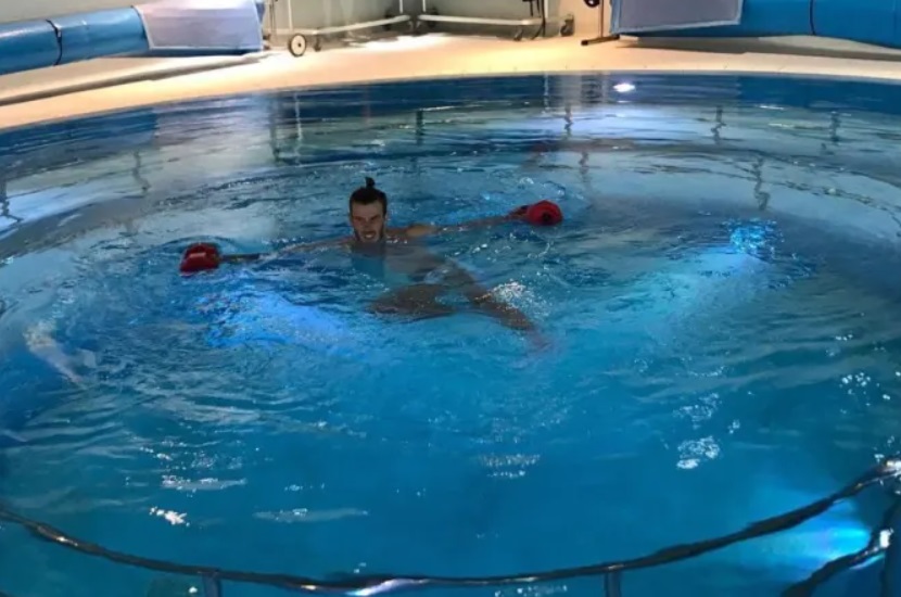 The villa worth 9 million pounds has 8 bedrooms and an indoor swimming pool. Photo: Instagram Gareth Bale