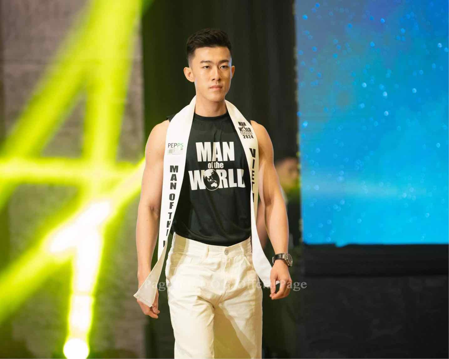 The national costume with the desire to fuel Cong Vinh's spirit so that he can be steadfast and courageous in completing the competitions in the best way in his journey to represent Vietnam at the Mr. World contest - Man Of The World 2024.