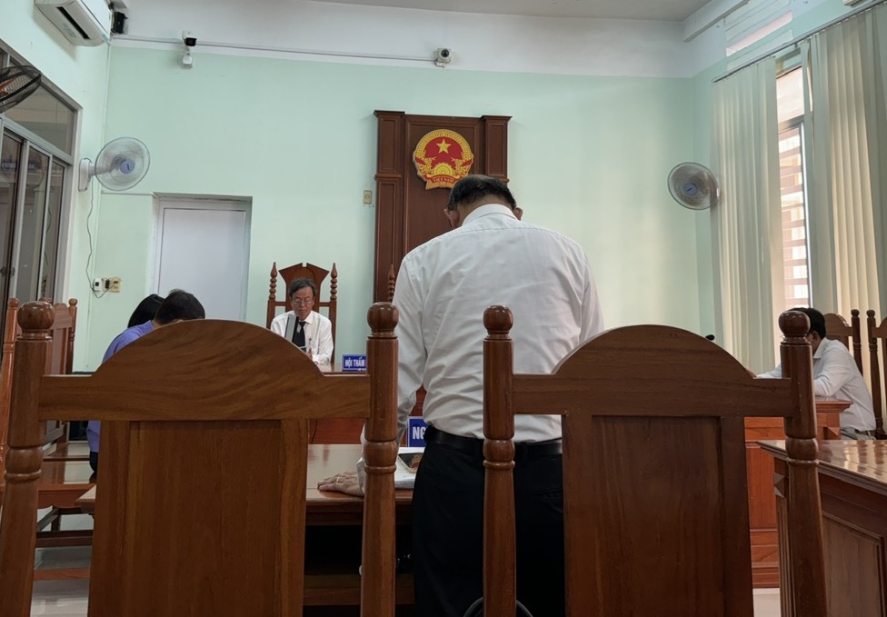 Người làm thuê múc đất từng bị xử phạt hành chính đã thắng kiện TP Cam Ranh. Ảnh: Hữu Long