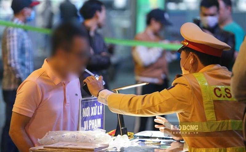 Cảnh sát giao thông kiểm tra nồng độ cồn ở lái xe. Ảnh: Tô Thế
