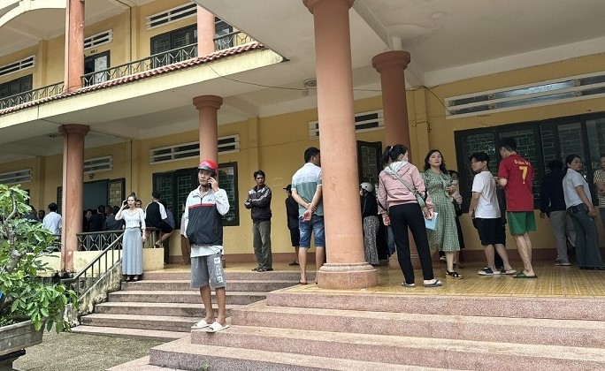 Rất đông phụ huynh tập trung ở Trường tư thục THPT Phú Xuân (tỉnh Đắk Lắk) để rút hồ sơ đã nộp cho con. Ảnh: Bảo Trung