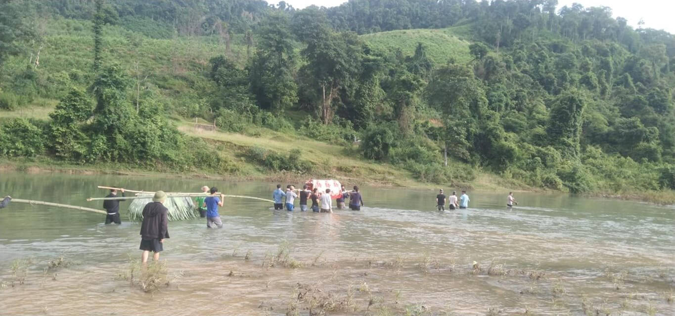 Người dân vượt suối đưa người quá cố đi an táng tại huyện Anh Sơn (Nghệ An). Ảnh: Người dân cung cấp 