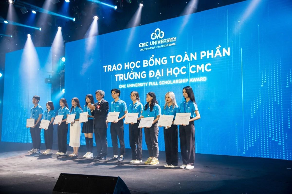 Trường Đại học CMC trao học bổng toàn phần cho sinh viên. Ảnh: CMC