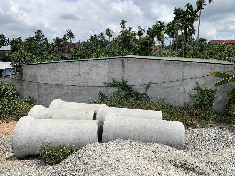 Dự án Đường nối từ cầu Thạch Bích đến Tịnh Phong có tổng mức đầu tư gần 700 tỉ đồng, hiện có đoạn thi công dang dở vì nhiều người dân Quảng Ngãi chưa bàn giao mặt bằng. Ảnh: Viên Nguyễn