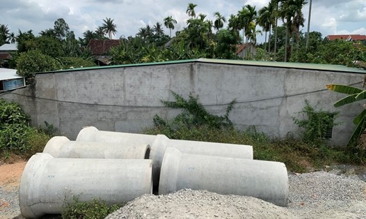 Dự án Đường nối từ cầu Thạch Bích đến Tịnh Phong có tổng mức đầu tư gần 700 tỉ đồng, hiện có đoạn thi công dang dở vì nhiều người dân Quảng Ngãi chưa bàn giao mặt bằng. Ảnh: Viên Nguyễn