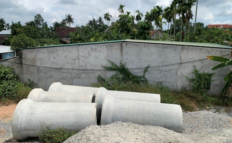 Dự án Đường nối từ cầu Thạch Bích đến Tịnh Phong có tổng mức đầu tư gần 700 tỉ đồng, hiện có đoạn thi công dang dở vì nhiều người dân Quảng Ngãi chưa bàn giao mặt bằng. Ảnh: Viên Nguyễn