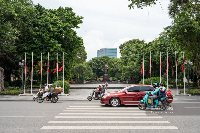 Nhiều trụ sở cơ quan, tổ chức và nhà dân ở Hà Nội bắt đầu treo cờ rủ để tưởng nhớ Tổng Bí thư Nguyễn Phú Trọng.