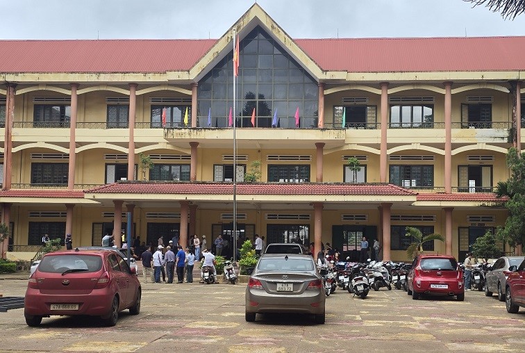 Rất đông phụ huynh tập trung ở Trường tư thục THPT Phú Xuân (tỉnh Đắk Lắk) để rút hồ sơ đã nộp cho con. Ảnh: Bảo Trung
