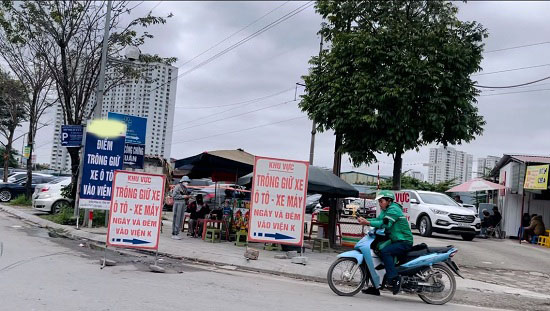 Cần lấy vé, hoặc giao kết hợp đồng tại các điểm trông giữ xe. Ảnh:  Minh Hạnh 