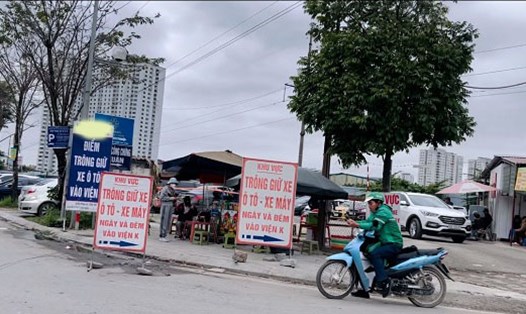 Cần lấy vé, hoặc giao kết hợp đồng tại các điểm trông giữ xe. Ảnh:  Minh Hạnh
