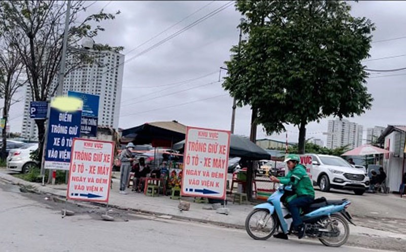 Cần lấy vé, hoặc giao kết hợp đồng tại các điểm trông giữ xe. Ảnh:  Minh Hạnh