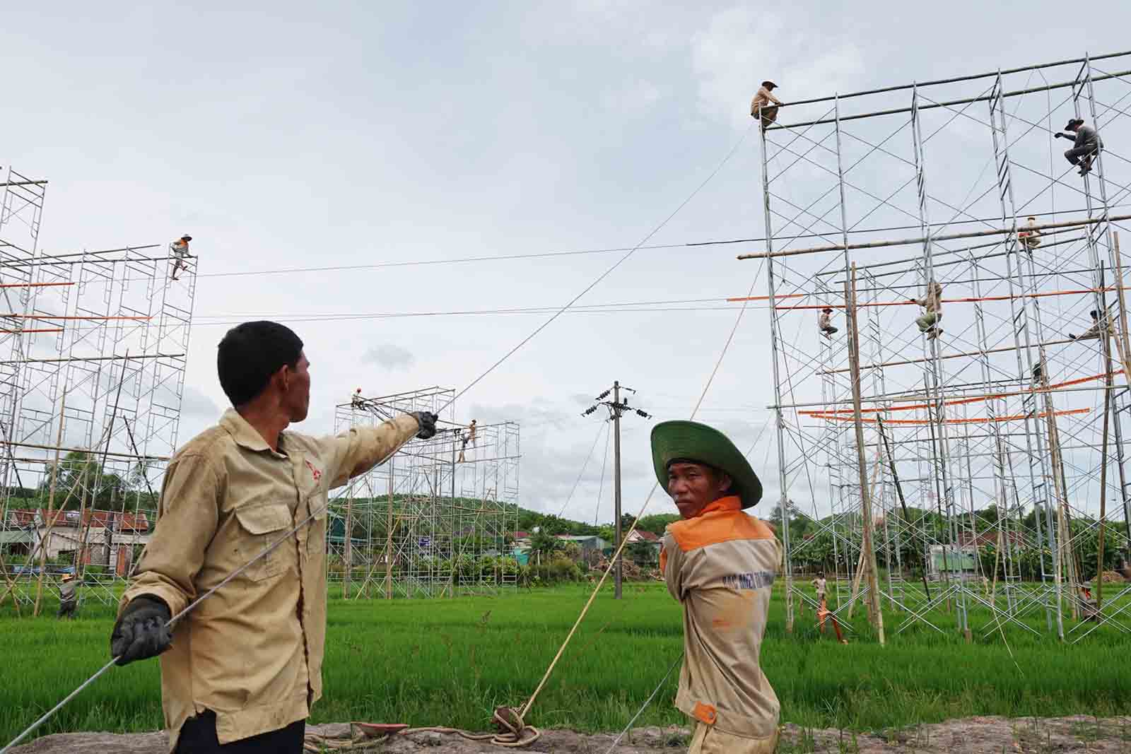 Công nhân đang kéo dây néo để dựng giàn giáo phục vụ kéo dây điện đường dây 500kV mạch 3 ở vị trí cột số 171. Ảnh: Trần Tuấn.