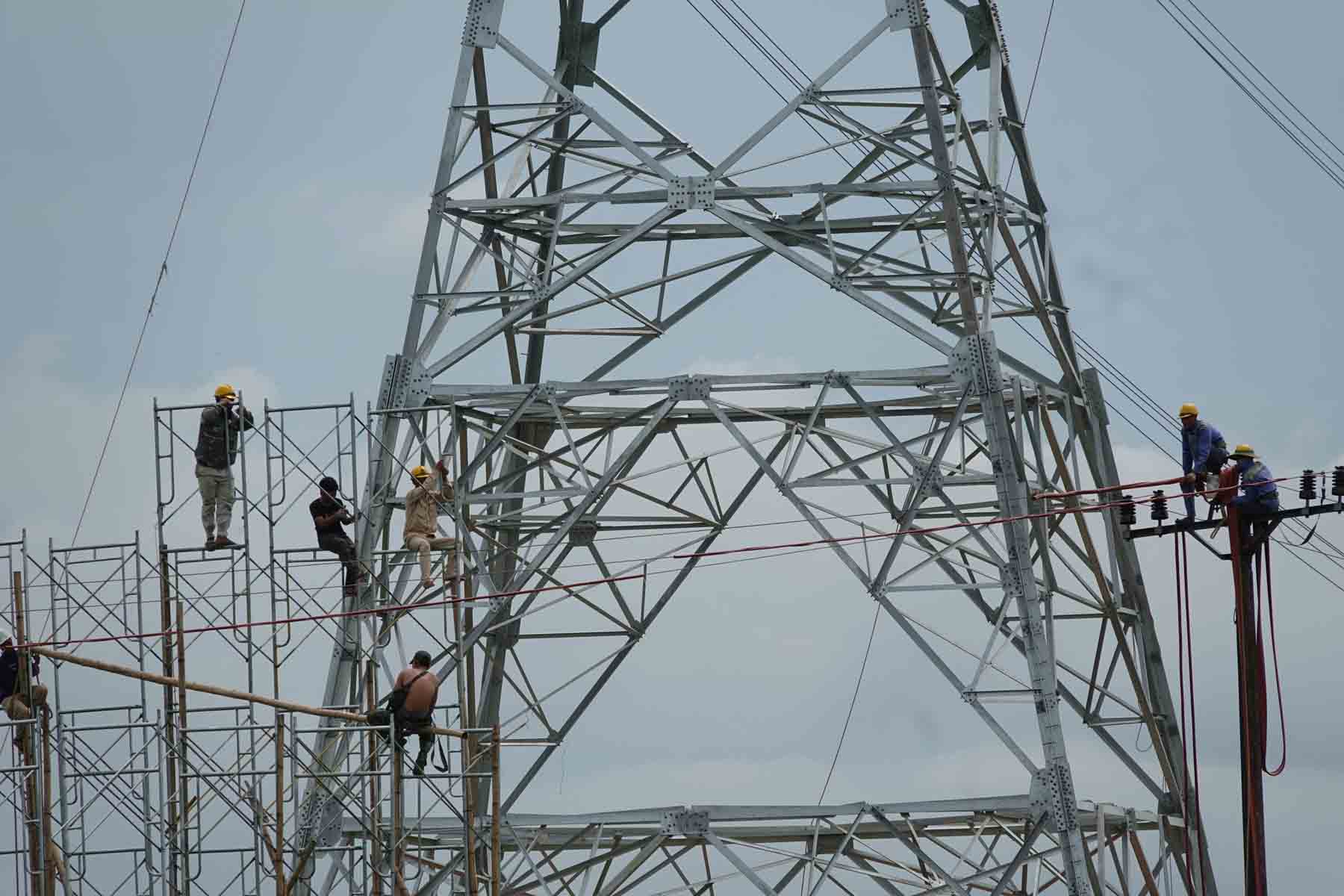 Construction workers set up scaffolding next to column number 170 to pull the rope from this column to column number 171 next to it. Photo: Tran Tuan.