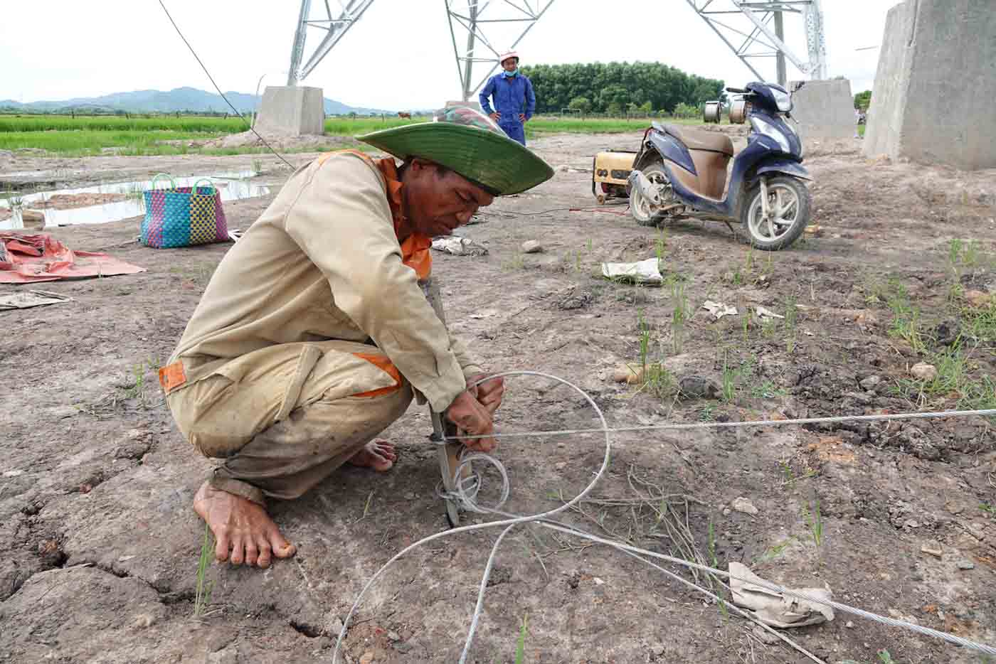 Tie the anchor rope from the scaffolding to the ground anchor stake. Photo: Tran Tuan.