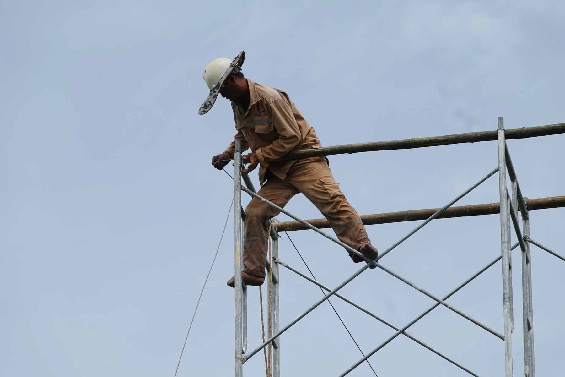 Tie the rope on top of the scaffold to help make the scaffold more stable. Photo: Tran Tuan.