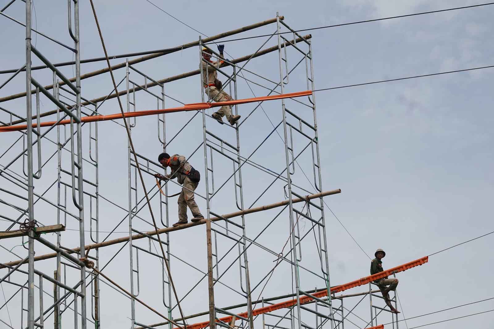 Construction workers erecting scaffolding. Photo: Tran Tuan.