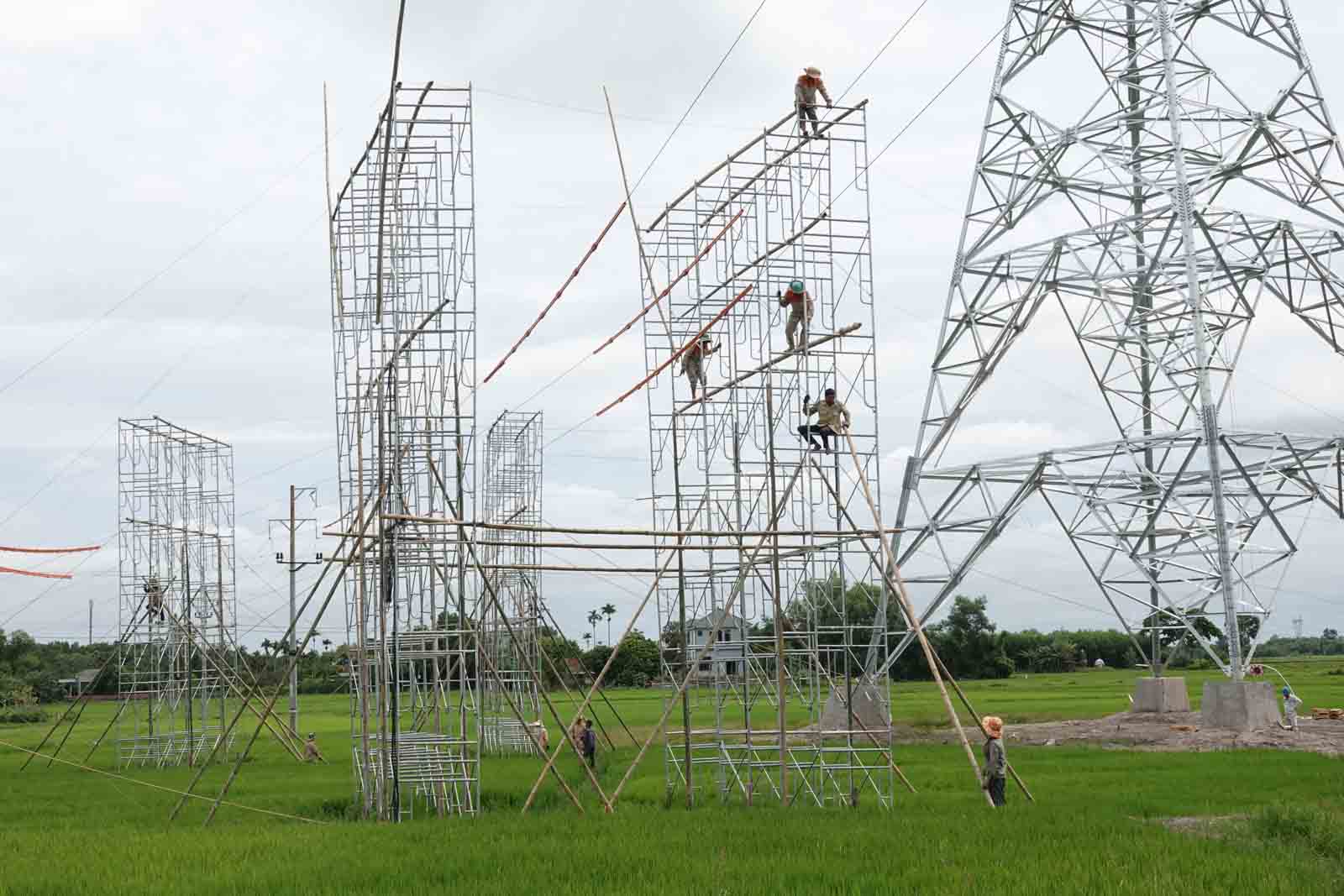 Workers on high scaffolding. Photo: Tran Tuan.