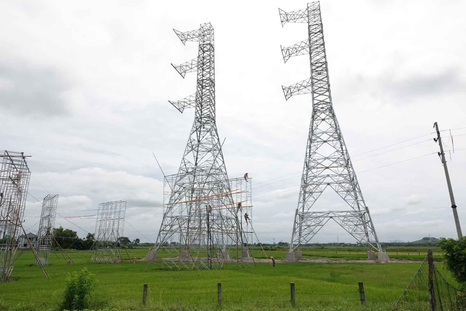 The position of pole number 171 is a double pole that is being scaffolded by workers preparing to pull the rope onto the pole. Photo: Tran Tuan.