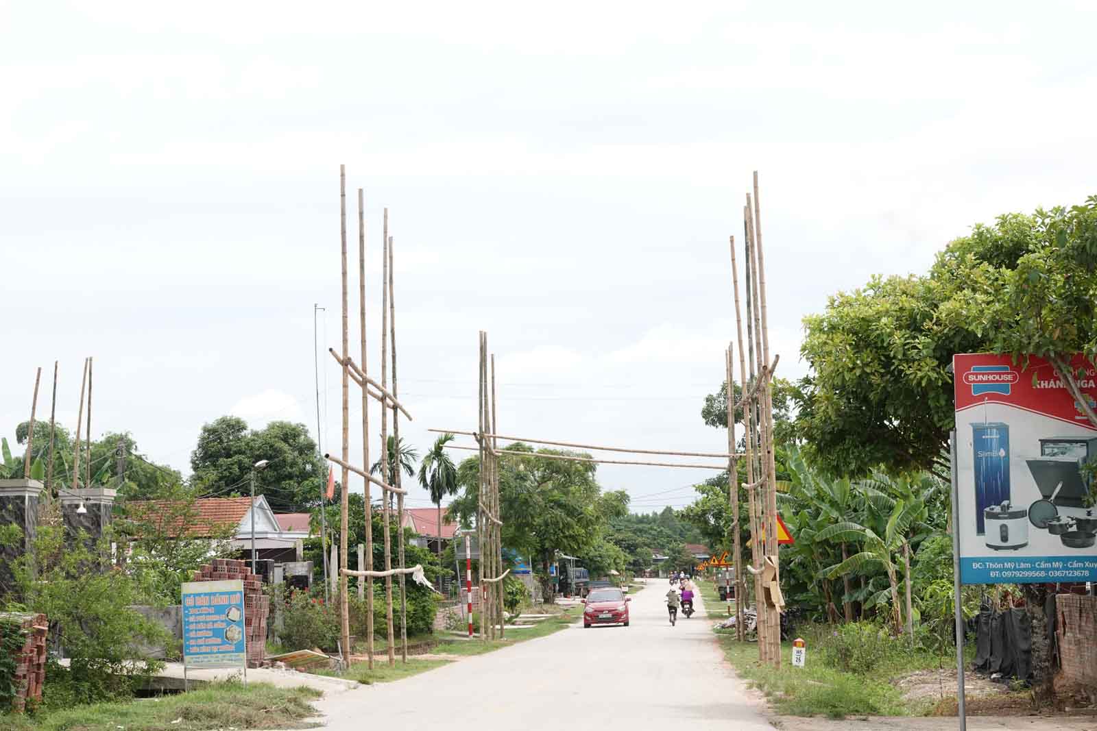 Scaffolding erected to prepare to pull electric wires across Provincial Road 17 in Cam My commune. Photo: Tran Tuan.