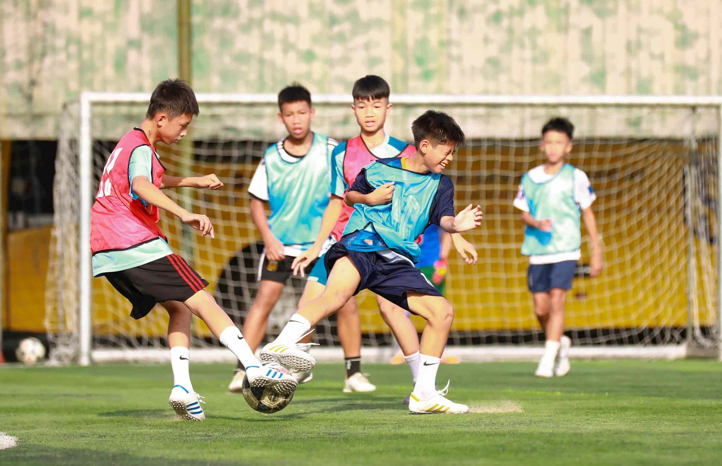 Buổi thi tuyển tại Trung tâm Đào tạo bóng đá trẻ Sông Lam Nghệ An. Ảnh: Chung Lê