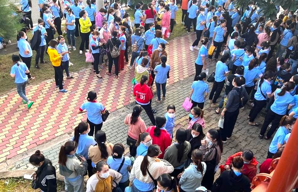 Công nhân Công ty TNHH Yupoong Việt Nam ngừng việc tập thể ngày thứ 4. Ảnh: M.H