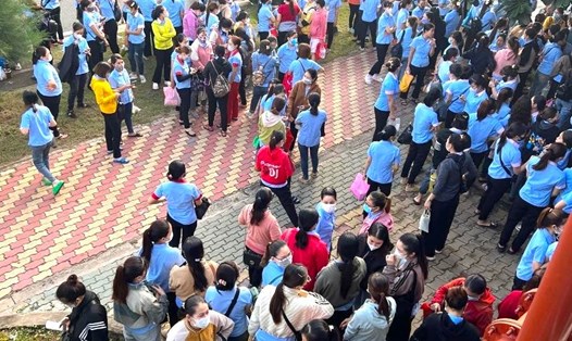 Công nhân Công ty TNHH Yupoong Việt Nam ngừng việc tập thể ngày thứ 4. Ảnh: M.H