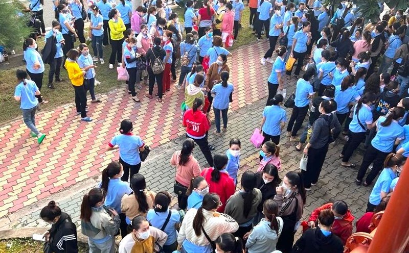Công nhân Công ty TNHH Yupoong Việt Nam ngừng việc tập thể ngày thứ 4. Ảnh: M.H
