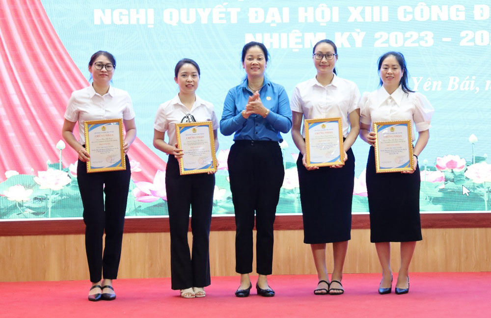 Lãnh đạo LĐLĐ tỉnh Yên Bái giải Cuộc thi tìm hiểu “Tìm hiểu Nghị quyết Đại hội XX Công đoàn tỉnh, Nghị quyết Đại hội XIII Công đoàn Việt Nam” cho các tập thể, cá nhân. ẢNh: Bảo Nguyên