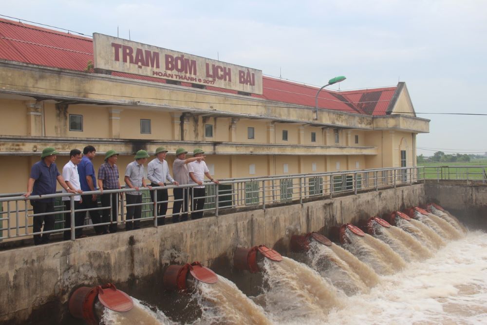 Phó Chủ tịch Thường trực UBND tỉnh Thái Bình Nguyễn Quang Hưng kiểm tra công tác tiêu thoát nước để chủ động ứng phó bão số 2 tại Trạm bơm Lịch Bài, huyện Kiến Xương. Ảnh: Nam Hồng