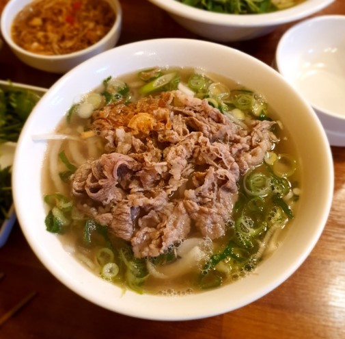 A bowl of pho at the restaurant "Vietnamese Pho Market" with a generous portion. Photo: GyarrrM