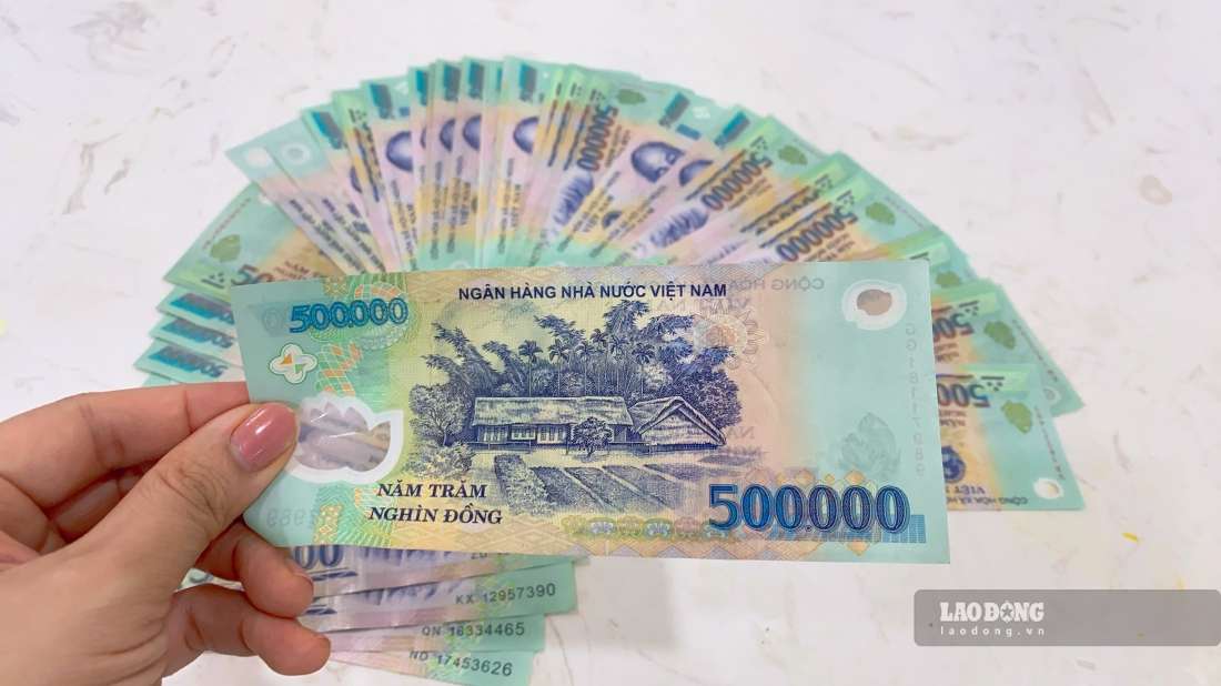 Vietcombankは、個人顧客向けに年間0.2〜4.3%の預金金利を適用しています。イラスト:Tra My