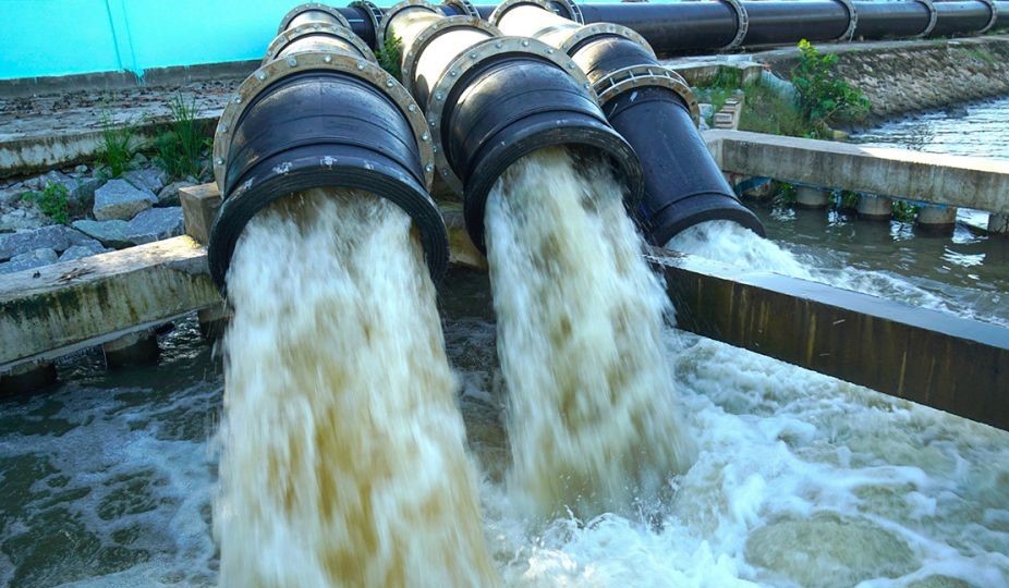 Hệ thống bơm nước tại huyện Trần Văn Thời, Cà Mau hoạt động hết công suất nhưng vẫn không thể cứu được diện tích lúa đang ngập sâu trong nước đo ảnh hưởng mưa lớn kéo dài. Ảnh: Nhật Hồ