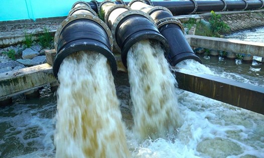 Hệ thống bơm nước tại huyện Trần Văn Thời, Cà Mau hoạt động hết công suất nhưng vẫn không thể cứu được diện tích lúa đang ngập sâu trong nước đo ảnh hưởng mưa lớn kéo dài. Ảnh: Nhật Hồ