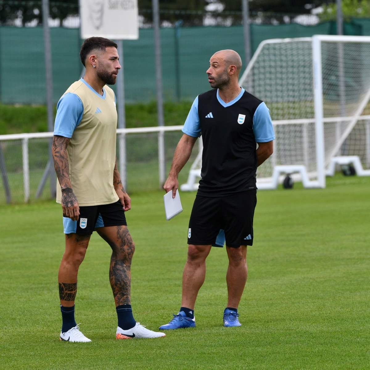 Nicolas Otamendi - 1 thành viên lớn tuổi vừa cùng tuyển Argentina vô địch Copa America 2024 sẽ dự Olympic 2024. Ảnh: AFA