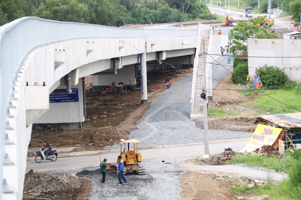  Theo đại diện đơn vị thi công cho biết, phần đường dẫn phía huyện Nhà Bè đã nhận đủ mặt bằng từ cuối năm 2023, đến nay đã thành hình với nhiều hạng mục được thi công ngày đêm như san lấp, làm bó vỉa, làm đường dân sinh,... với tiến độ này, dự kiến đến hết tháng 7, công trình cơ bản sẽ hoàn thành phần thi công.