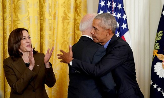 Phó Tổng thống Mỹ Kamala Harris (trái) cùng Tổng thống Mỹ Joe Biden và cựu Tổng thống Barack Obama tại Nhà Trắng năm 2022. Ảnh: AFP