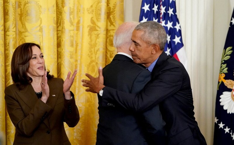 Phó Tổng thống Mỹ Kamala Harris (trái) cùng Tổng thống Mỹ Joe Biden và cựu Tổng thống Barack Obama tại Nhà Trắng năm 2022. Ảnh: AFP