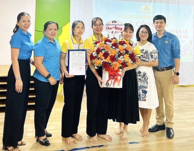 Trao hoa và quyết định thành lập Công đoàn cơ sở ở Quảng Bình. Ảnh: H. An