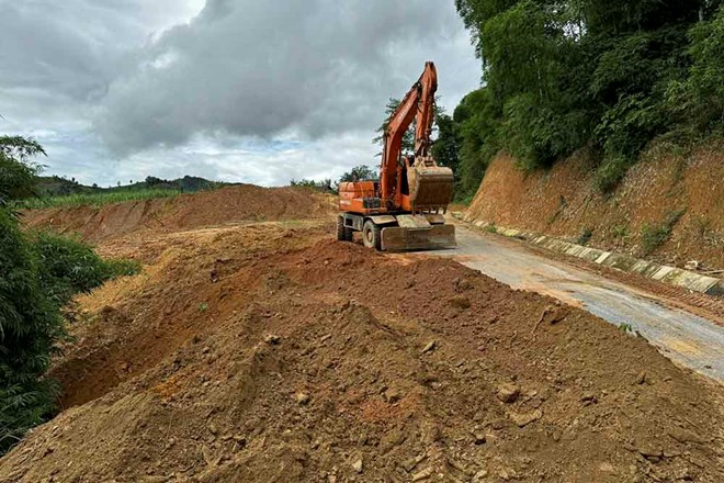 Đường 80 tỉ ở Điện Biên xuống cấp khi chưa bàn giao đã được sửa chữa