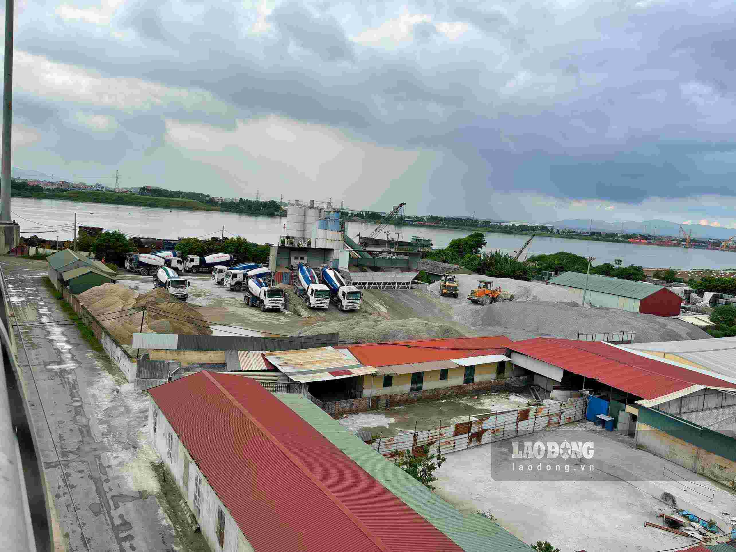 Khu vực trạm trộn bê tông trái phép dưới chân cầu Bình Than (Vạn Ninh, Gia Bình). Ảnh: Trần Tuấn