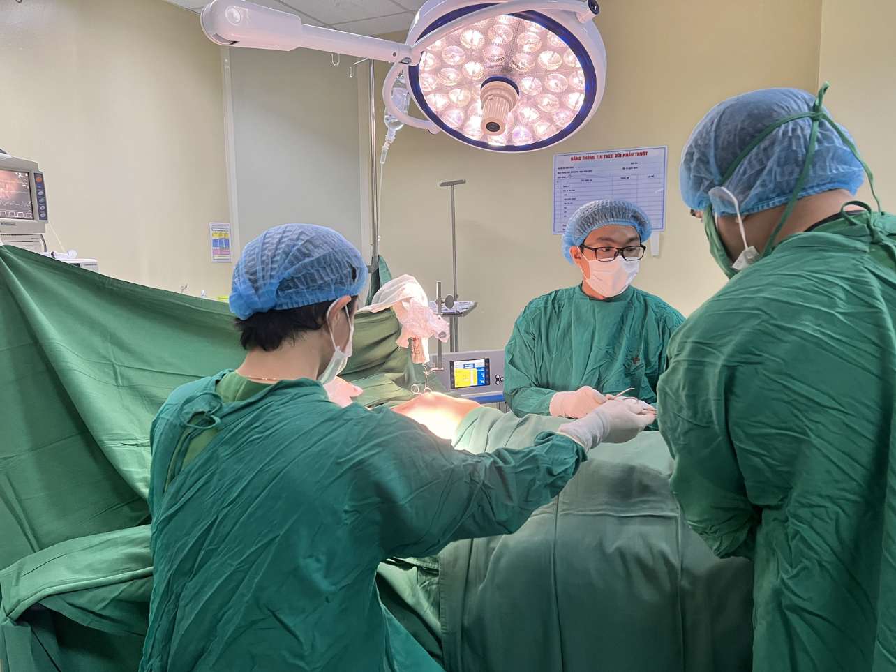 Doctors at Kon Tum Provincial General Hospital performed surgery on 13 cases of congenital thoracic deformities. Photo: Huyen Nga