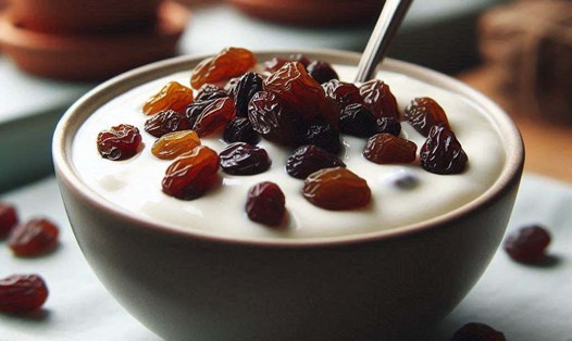 Sữa chua kết hợp với nho khô tốt cho sức khỏe. Ảnh: AI - Ngọc Thùy